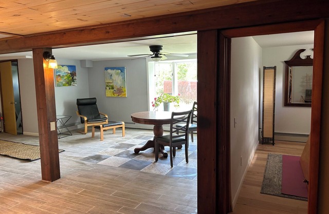 Tranquil Retreat, 2-bedroom apartment freshly renovated with Private Drive/Entry