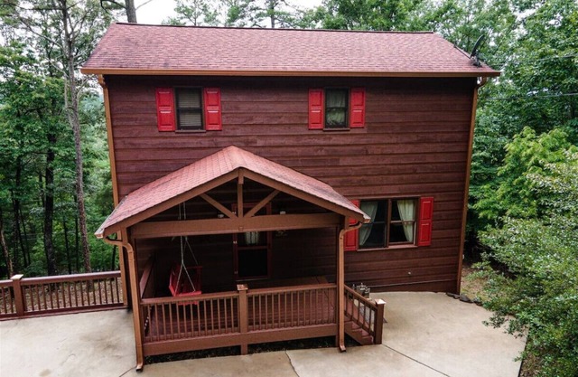 Tranquil Retreat: 2-Bedroom Cabin on a Deer Trail