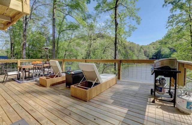 Tranquil retreat minutes to I-75 w/amazing views!