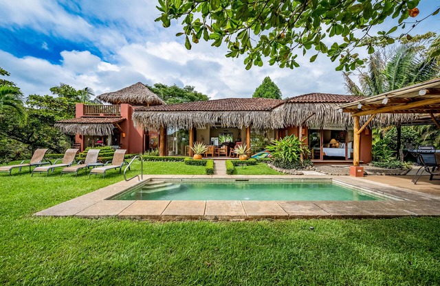Tranquil retreat with amazing views of rainforest & ocean, pool, rooftop balcony