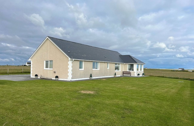 TRANQUIL SANDS - A Pet Friendly Bungalow, walking distance to a stunning Beach