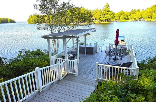 Tranquil, serene Sebago Lakefront House on 2 wooded acres - 300ft waterfront!