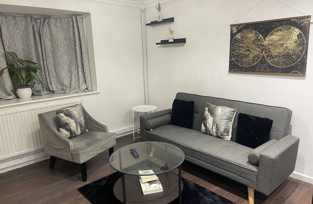 Tranquil Thamesmead Treasure – 3 Bedroom Modern Comfort in Greenwich