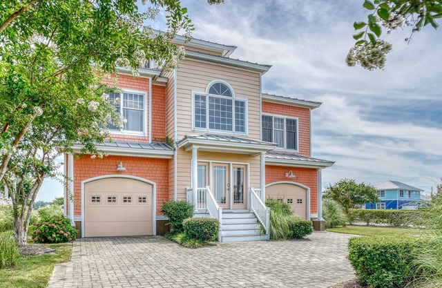 "Tranquil Tides"-4BR, 3BA, beautiful home with private beach access!