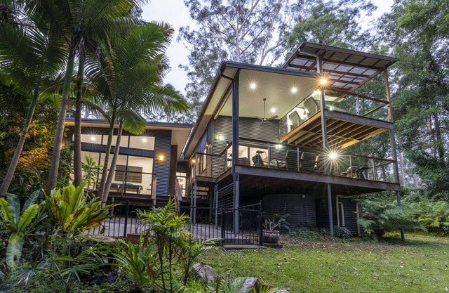 Tranquil tropical oasis. Just a short walk to the lake.