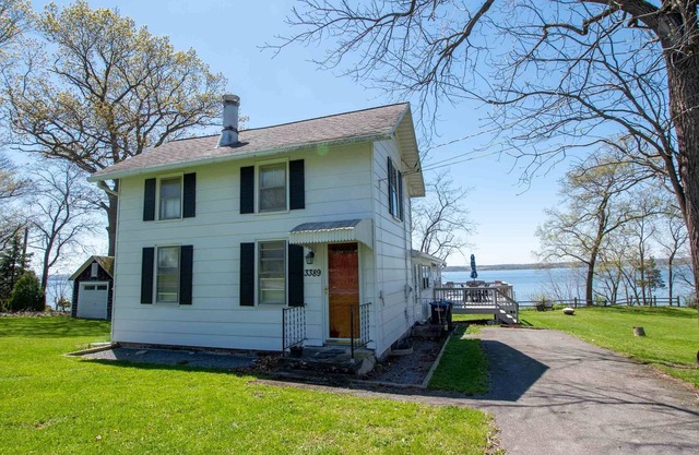 Tranquility Base: "Cayuga Lakehouse 1 Mile from Aurora Inn Wedding Venue"