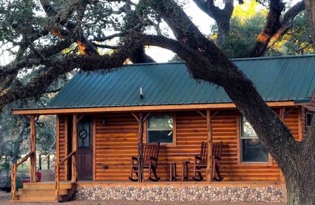 Tranquility Cabin Surrounded By Live Oak Trees With A Fabulous Private Hot Tub!