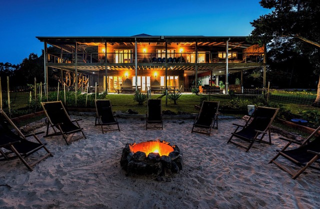 Tranquilo Beach House Beachfront Retreat for 12 Pool Wildlife Accessibility