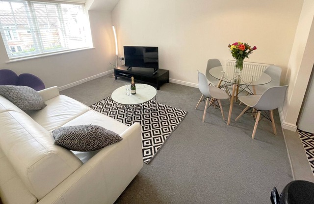 Travaal.©om – 2 Bedroom Apartment – Farnborough
