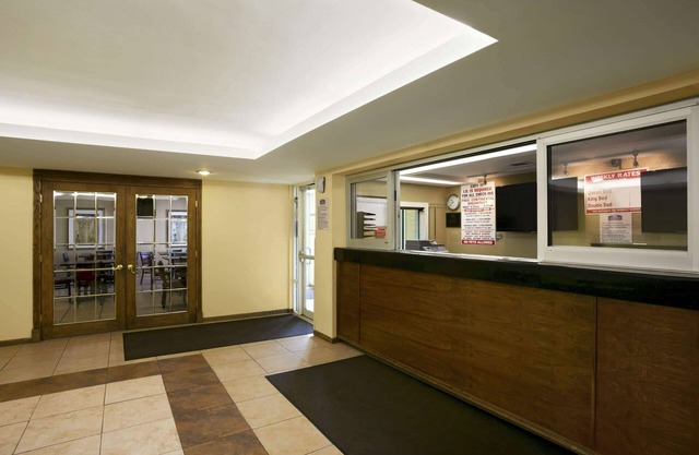 Travelodge by Wyndham Lansing IL