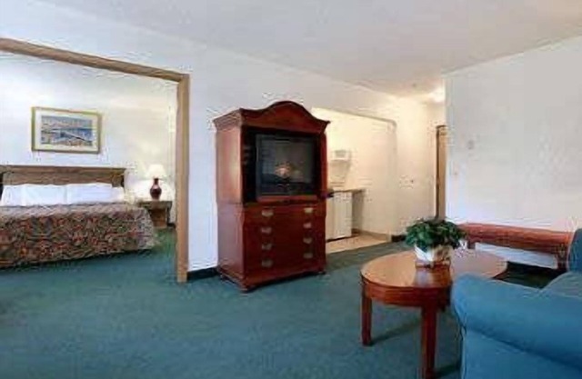 Travelodge by Wyndham Waukegan Gurnee