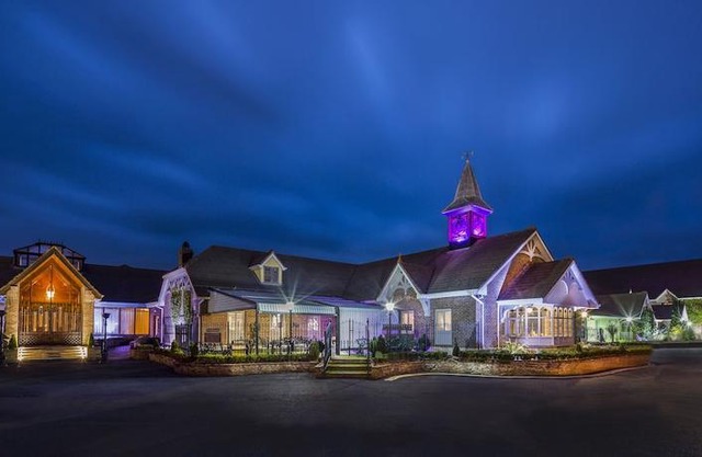 Treacys Oakwood Hotel