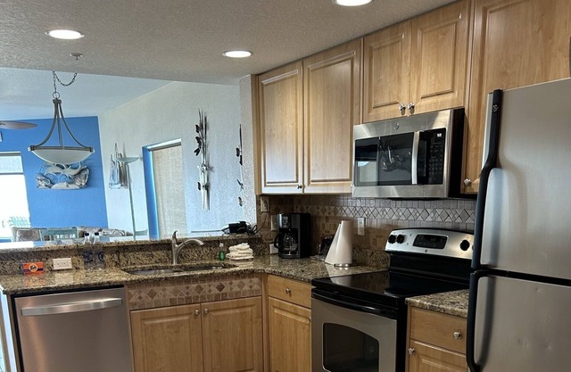 Treasure Island 2B/2B Condo with Pool + Wifi+ Parking + Beach Access