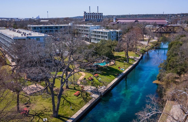 Treasure on the COMAL! Downtown with Pool/Hot Tub!
