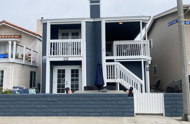 Treasured Delight* Exclusive Patio * Clean* Upstairs Unit *4 houses to sand