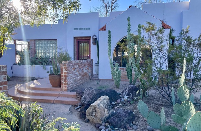 Treat Casa: Beautiful Spanish style home in historic & walkable Sam Hughes area
