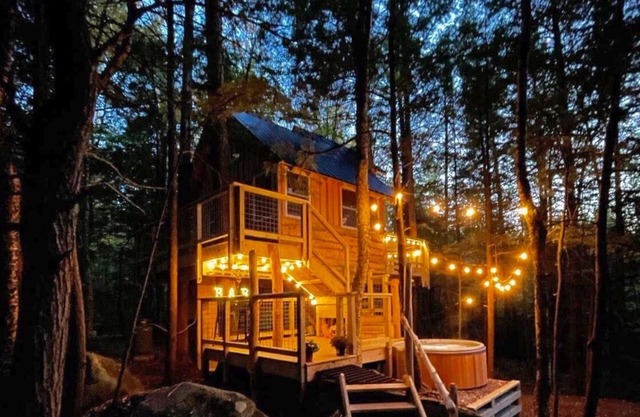 Treehouse With Hot Tub Close to Sunday River!