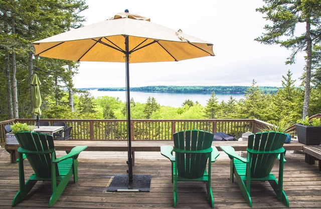 Treehouse with stunning ocean Views from expansive deck + Frontage on Forest l