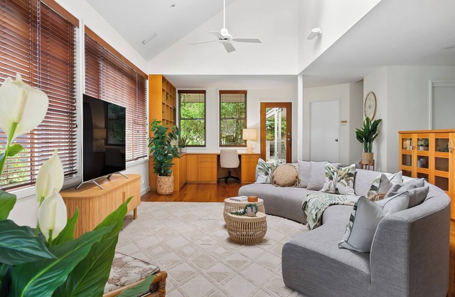 "Treetop Retreat" – Ocean Views & minutes to Beach