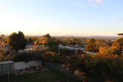 Treetop Retreat - Spectacular Views, Sleeps 10