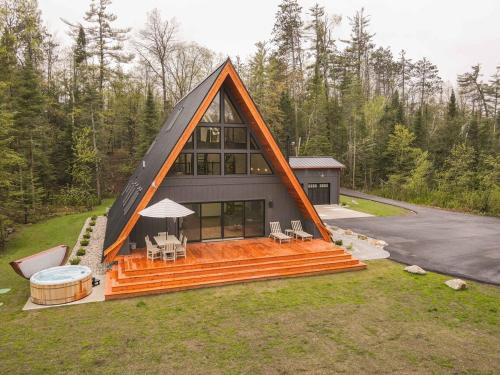 TreeTops Ayframe, Supersized AFrame on the River with Hot Tub