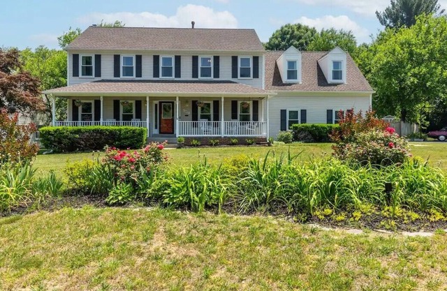 Tremendous House 4BR 3.5BA - Pool, hot tub, fire pit, game room and much more.
