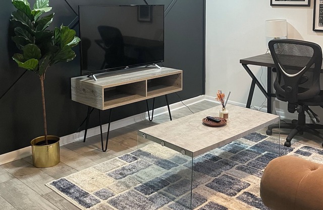 Trendy 1- Bedroom Apartment 10 mins to Downtown!
