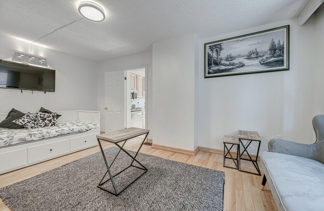Trendy 2B, Minutes from DowntownToronto,by the Lake. Ideal for Long Term Stays!