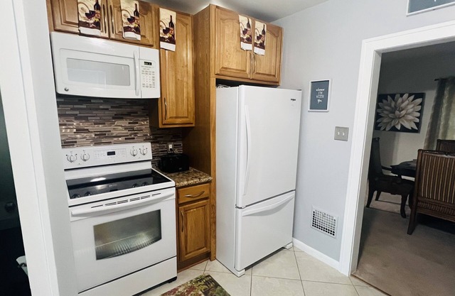 Trendy 3 Bedroom Residential Home with a taste of beauty!