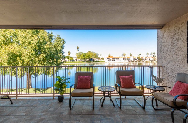 TRENDY Lakefront + 3 KING beds + HEATED pool