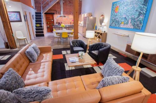 Trendy Modern Loft in Rino Art District