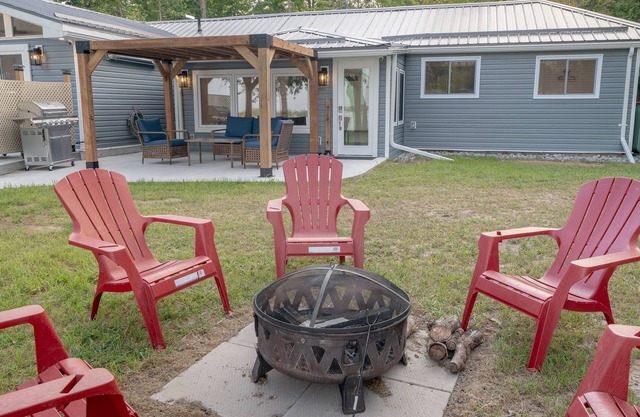 Trent River Retreat – Peaceful Waterfront Cottage with Private Dock, Sunroom
