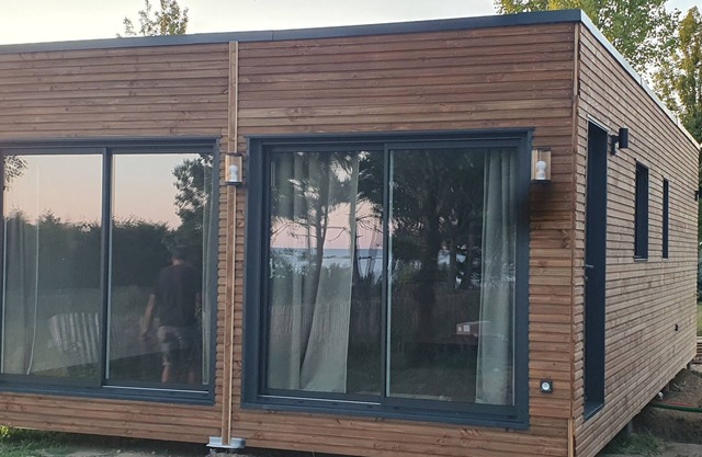 TRIBORD 6-9 pers, seafront, garden to beach access & path GR34, Swimming pool