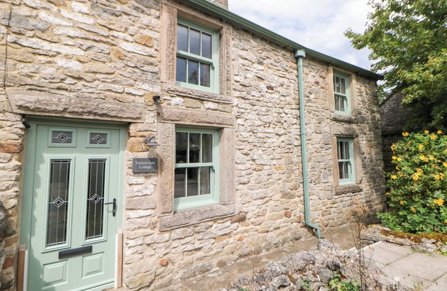TRICKETT GATE COTTAGE, family friendly in Castleton, Peak District