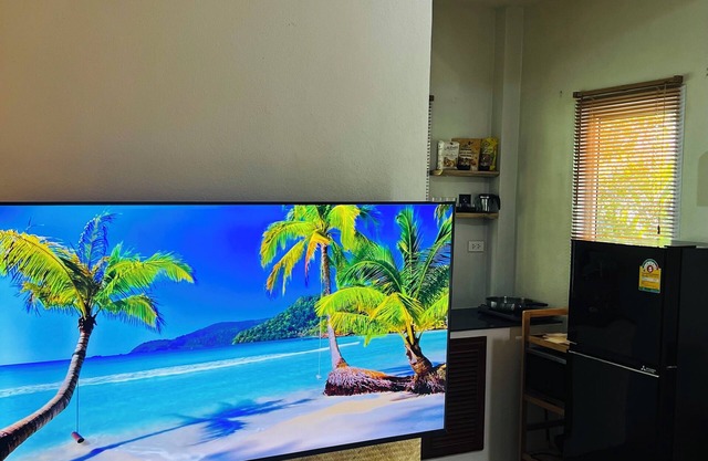 Tropical Bohemian House- 1 king bed , 1 queen air-mattress! 2 min from the beach