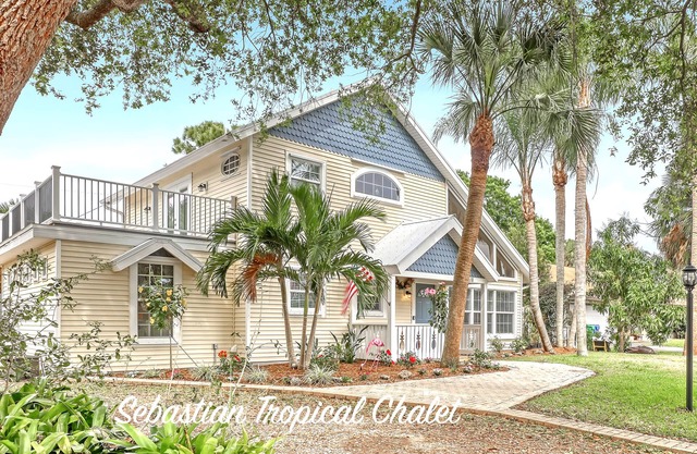 Tropical Chalet w/3 King Bedrooms. 3 patios, and an Above-Ground Pool!