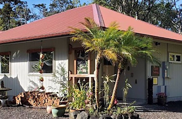 Tropical cottage with fresh rain water hot tub close to Volcanoes National Park