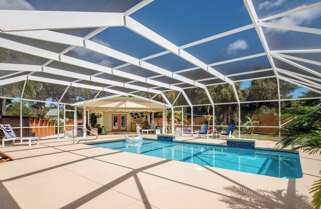 🍹🌞 Tropical Getaway! Heated Pool, Tiki Bar, Pirate Sandbox, and Boat Parking!