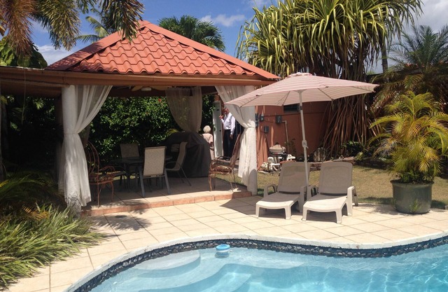 Tropical Home with Pool, A/C and 3 blocks to beach, Gated Security