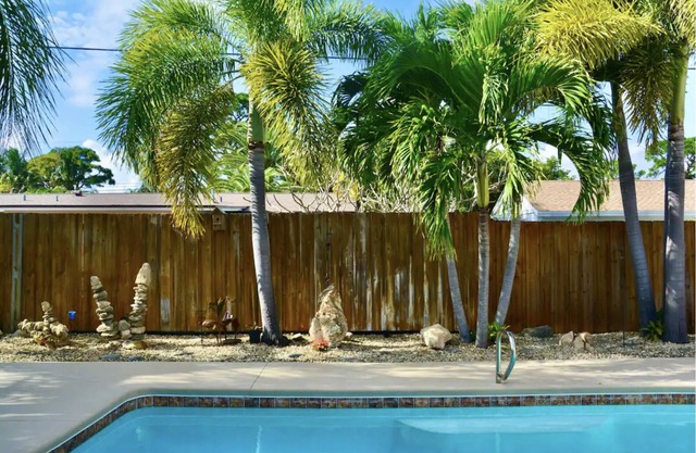 Tropical Island House, Heated Pool, Near Beach, Disney, Kennedy Space Center