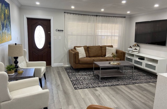 🏝️Tropical Oasis Plus with Hot Tub+5mi to Beach, Near IMG!