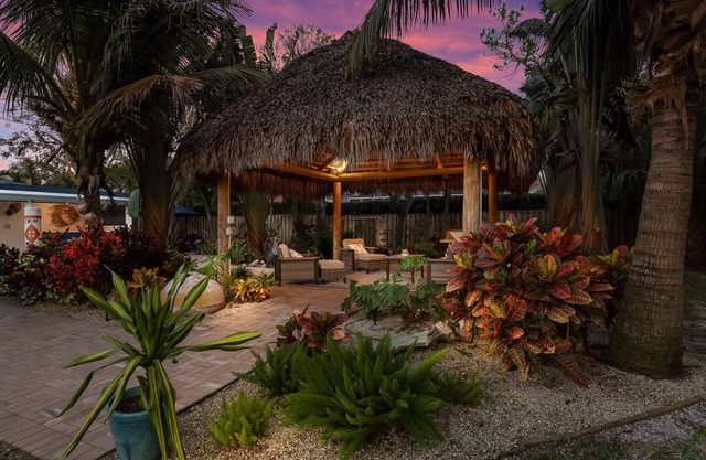 Tropical Oasis: Pool, Tiki Hut and Near Anna Maria Island