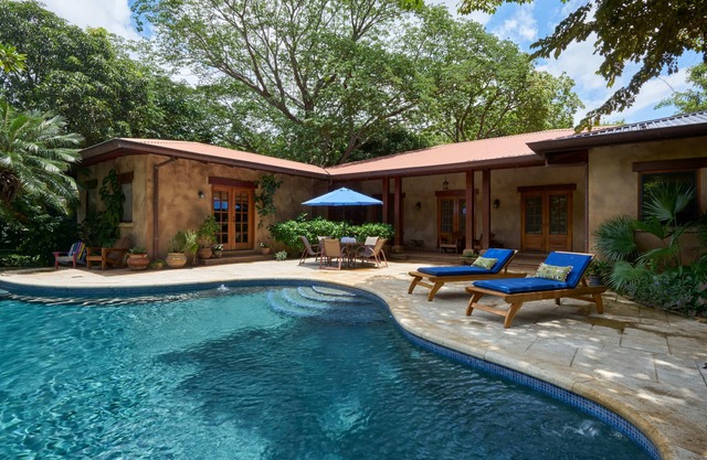 TROPICAL PARADISE, DIRECTLY ACROSS FROM THE BEACH IN CENTER OF TAMARINDO