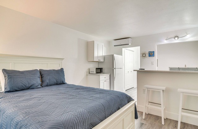 Tropical Pass-A-Grille Gem w/Direct Beach Access!