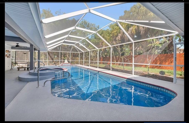 Tropical pool home close to beaches