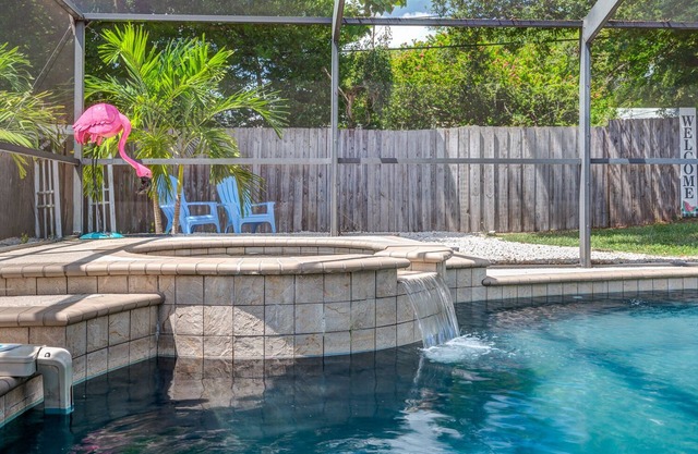 Tropical POOL Oasis- 5 Minutes to Beach 2Br/1Ba -sleeps 8 Guests