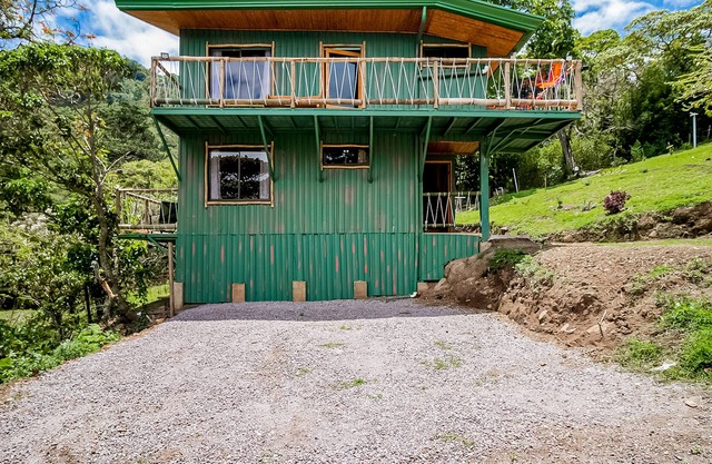 Tropical retreat with private balcony & great views - dog-friendly