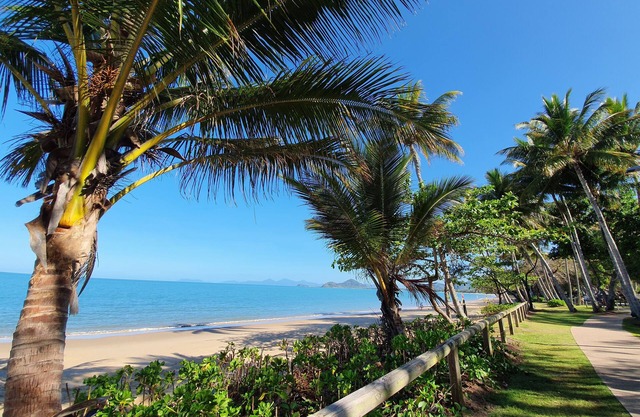 Tropical Unit with Private Fenced Garden Close to The Beach 4