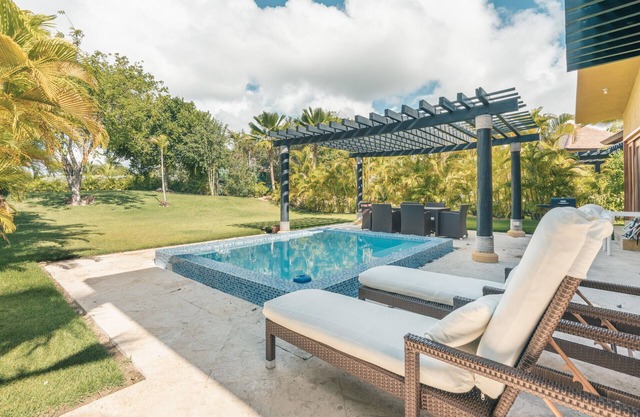 Tropical villa with pool at Green Village B843