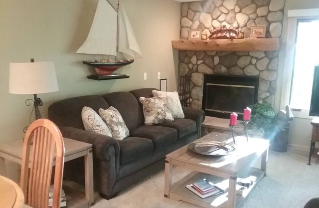 Trout Creek #145.great location.includes Nubs Nob ski locker.